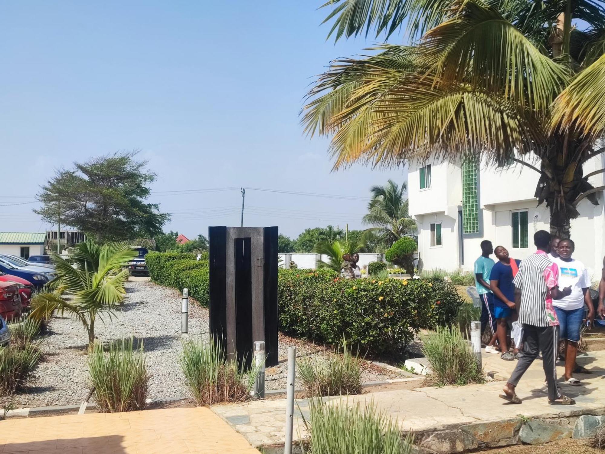 Hotel Ellisa Hospitality And Spa Akkra Exterior foto